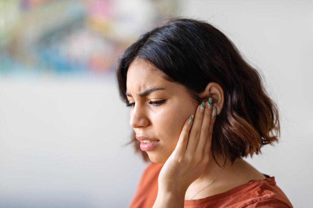 Femme affectée par les acouphènes : perspectives et solutions