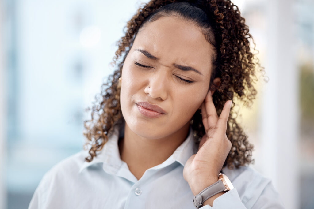 Femme confrontée aux acouphènes : naviguer vers le soulagement auditif
