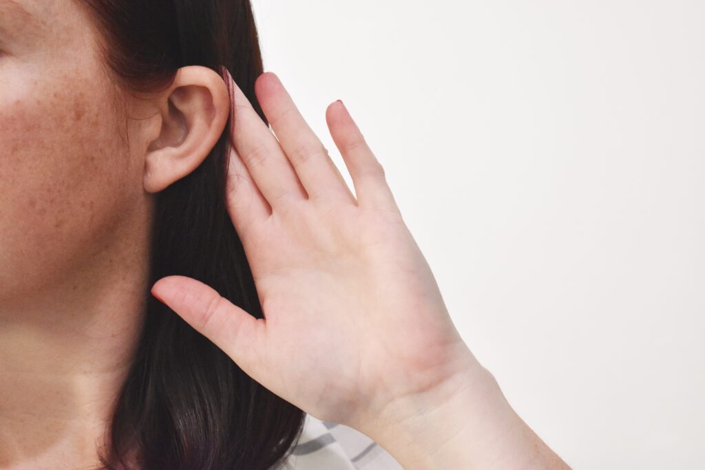 Femmes confrontées à des déficiences auditives